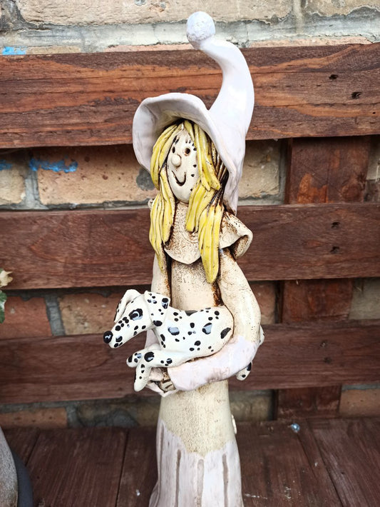 Hübsche Elfe und ihr Dalmatiner